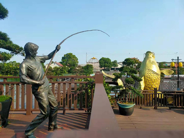 古镇内随处可见的鱼主题雕塑。单位供图