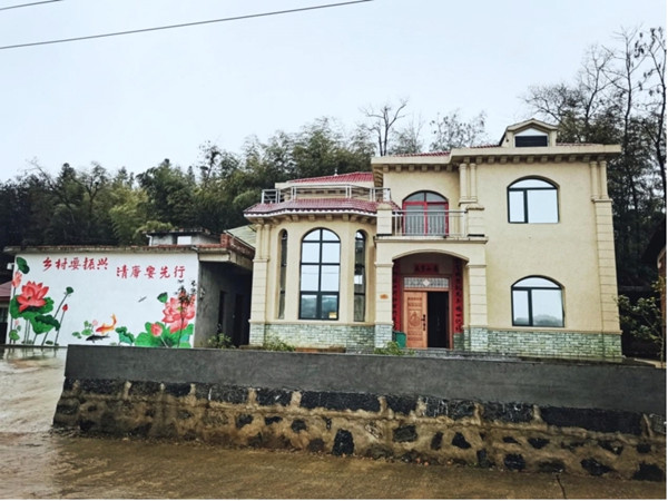 东路村荆划塘片区的美丽庭院。单位供图