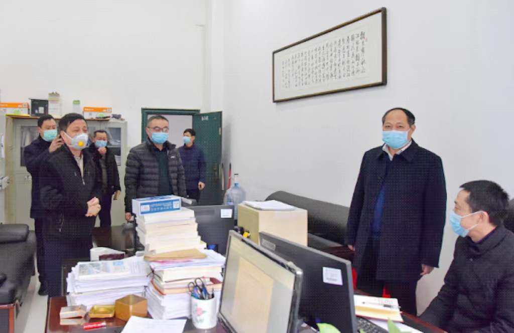 湖南科技职业学院领导看望节假日坚守在校园疫情防控一线的后勤工作人员。湖南科技职业学院供图