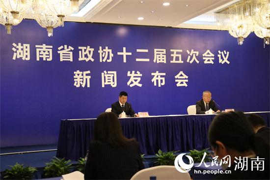 湖南省政協副秘書長楊曉晉發布新聞並答記者問。向宇 攝