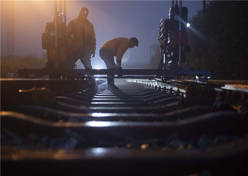 2022年1月18日，湖南省永州市道縣火車站，桂林工務段道州維修工隊在搗固道岔作業。蔣克青攝