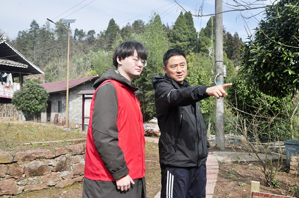 駐村工作隊長徐義（右）和兒子徐臻煒在江溪口村中間嶺組。瞿雲攝