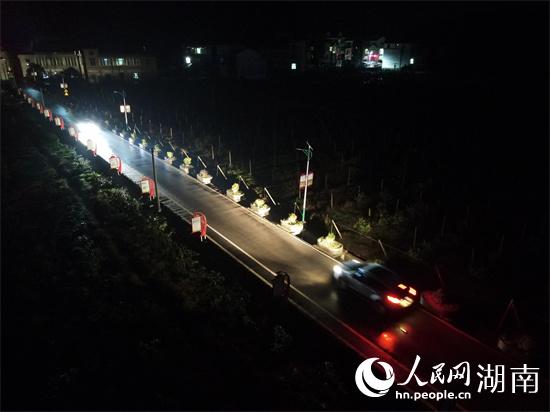 潭泊村的路燈全部亮起。人民網 李芳森攝