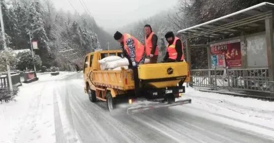 石門縣公路部門工作人員撒布融雪劑。單位供圖