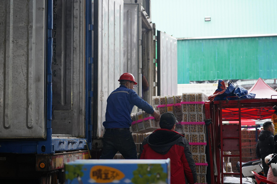市场内工作人员正在对货物进行装车。黄璐瑶摄