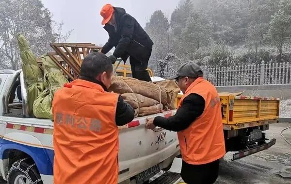 慈利縣公路建設養護中心工作人員裝載應急搶險物資。單位供圖