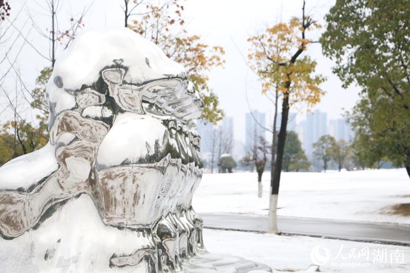 雪花落在洋湖濕地公園的雕塑上。人民網 吳茜薇攝