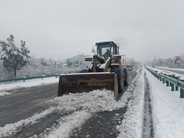 益阳公路人运用机械清理公路积雪。单位供图