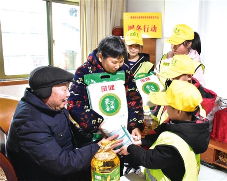 “小黄帽”为困难居民送去慰问物资。集里桥社区供图