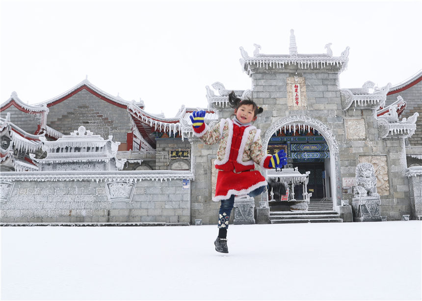2月20日，游客在湖南省衡陽市南岳衡山景區游玩賞雪。文蘭攝