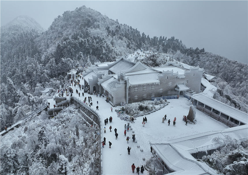 2月20日，游客在湖南省衡陽市南岳衡山景區游玩賞雪。曹正平攝