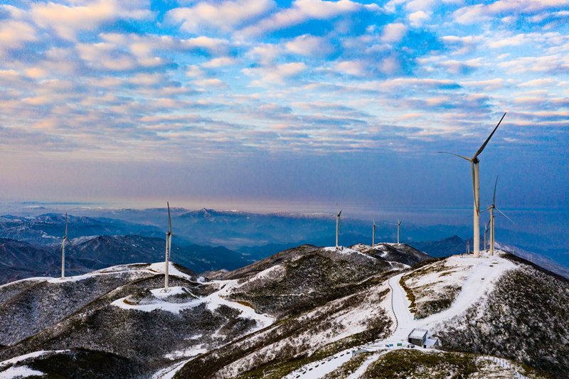 雪峰山上的苏宝顶风电场银装素裹，一台台风力发电机矗立在冰雪云雾之中。田文国摄