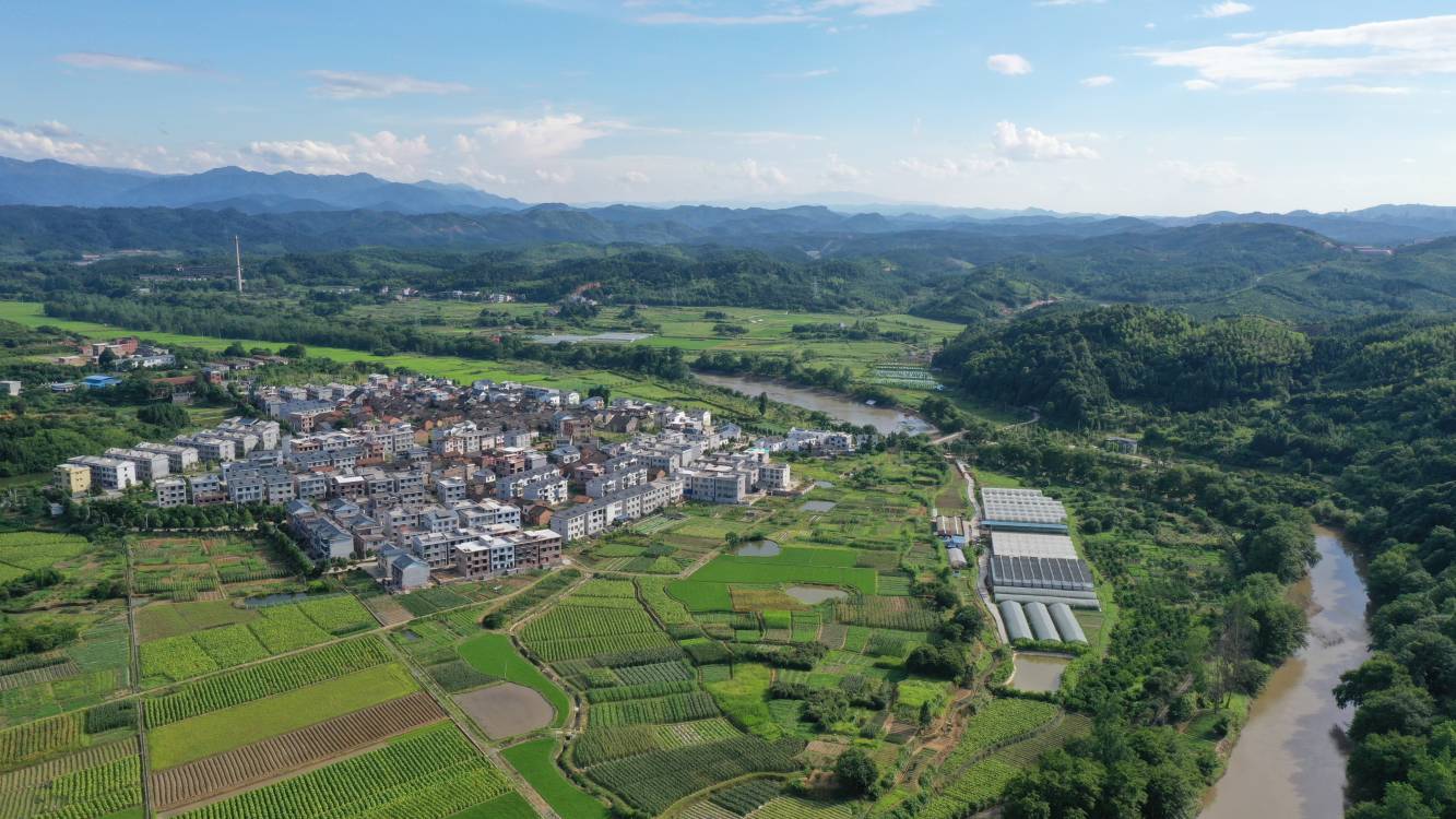 晨曦中的北湖区华塘镇吴山村。周峰 摄