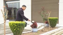 沅江市四季紅鎮陽雀洪村村民楊良山給房前花草澆水。單位供圖