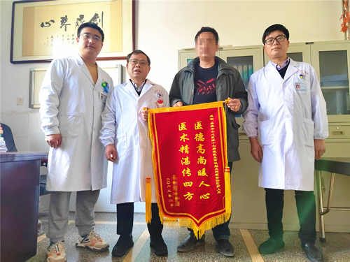 患者家屬送來錦旗。受訪單位供圖