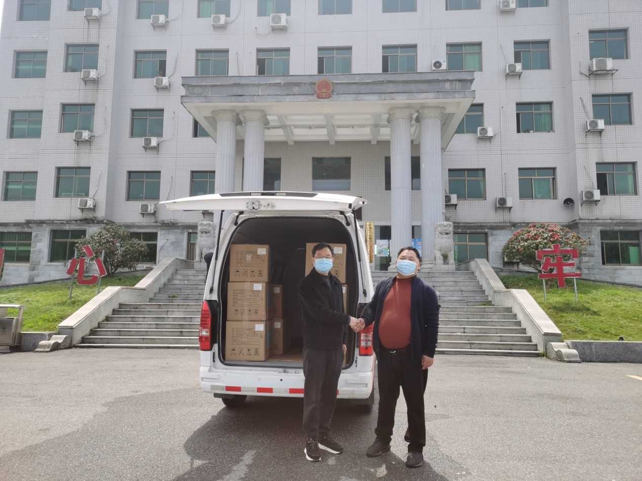 省人大代表宣桔仁、长沙市人大代表罗明生、浏阳市人大代表杨成贵来到高坪镇人民政府慰问疫情防控工作中的一线工作人员。高坪镇供图