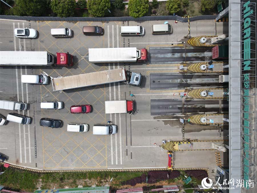 长沙海吉星市场门口等待的货车。李芳森摄