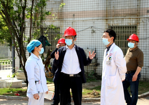 肖亚洲院长（左二）在核医学科施工现场督导。受访单位供图