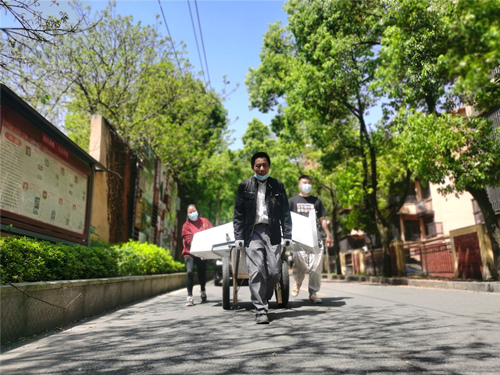 “斗車哥”在搬運東西。受訪單位供圖