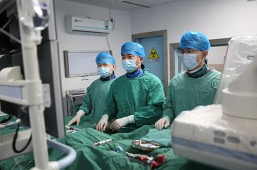 医护团队在进行手术。受访单位供图