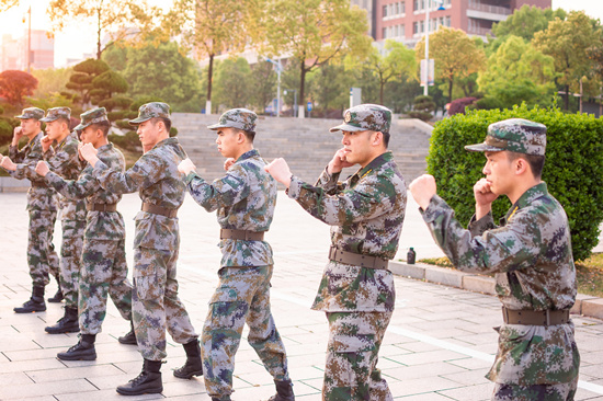 四人在隊伍中參與訓練。受訪單位供圖