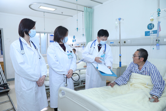 肖雄斌主任醫師（右二）與患者進行交流。受訪單位供圖