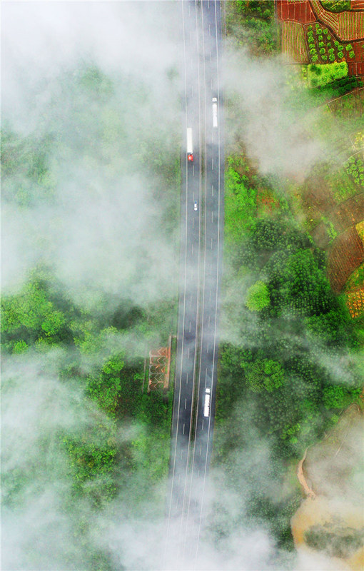 湖南省永州市藍山縣土市鎮一帶，雨后雲霧彌漫，鄉村秀美如畫。黃春濤攝