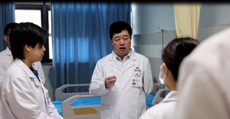 毛杰医生在查房。湖南妇女儿童医院供图