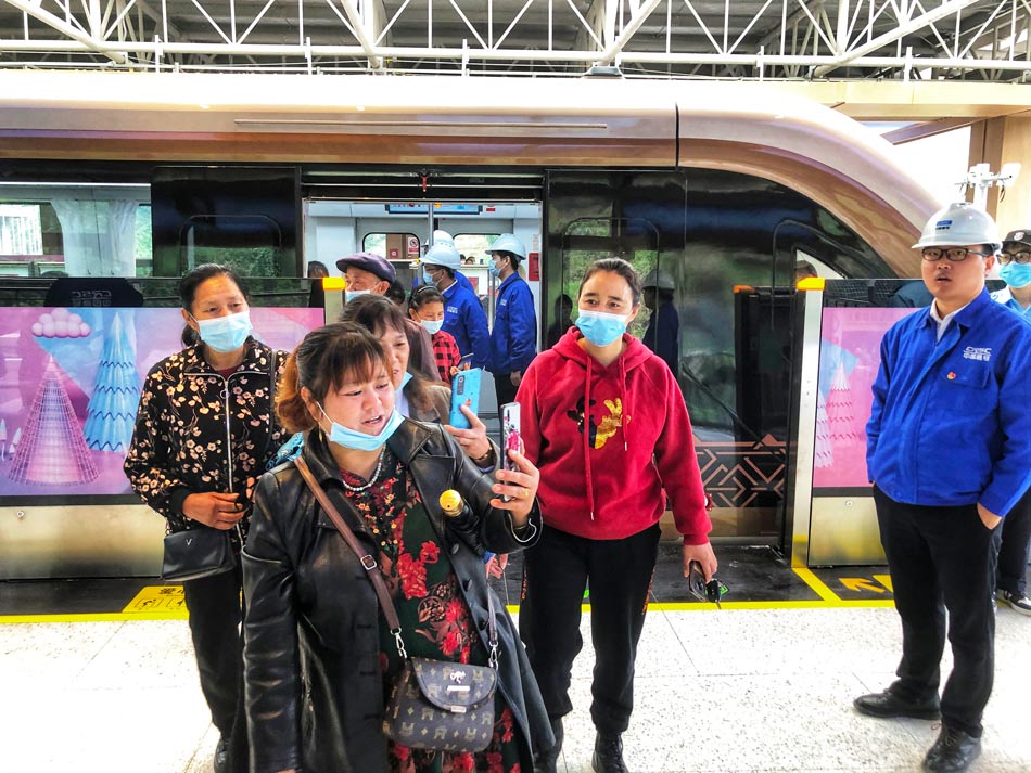 当地百姓与磁悬浮列车开心拍照。吴东林摄