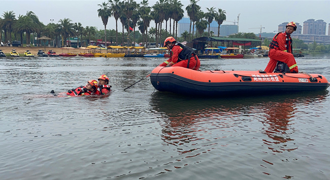 开展水中救援。株洲市消防救援支队供图