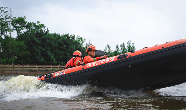 消防救援人員駕駛沖鋒舟在湖面疾馳。株洲市消防救援支隊供圖