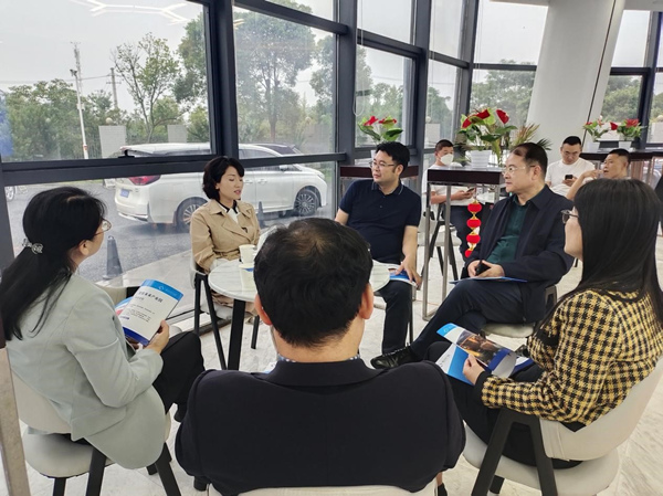 市贸促会调研组与郴州置佳未来产业园负责人座谈。单位供图