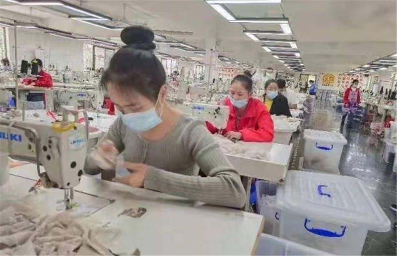 村民在村里的雅婷尚品制衣厂工作。受访单位供图