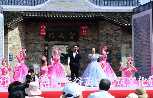 开幕式现场表演的歌舞节目。岳阳县委宣传部供图