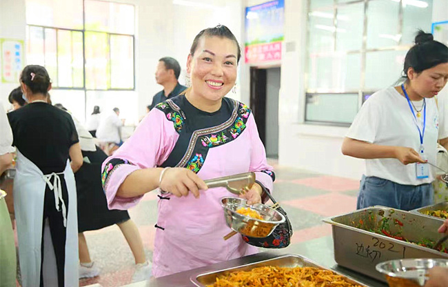 一名参加培训的教师在食堂打饭。湘西州教体局供图