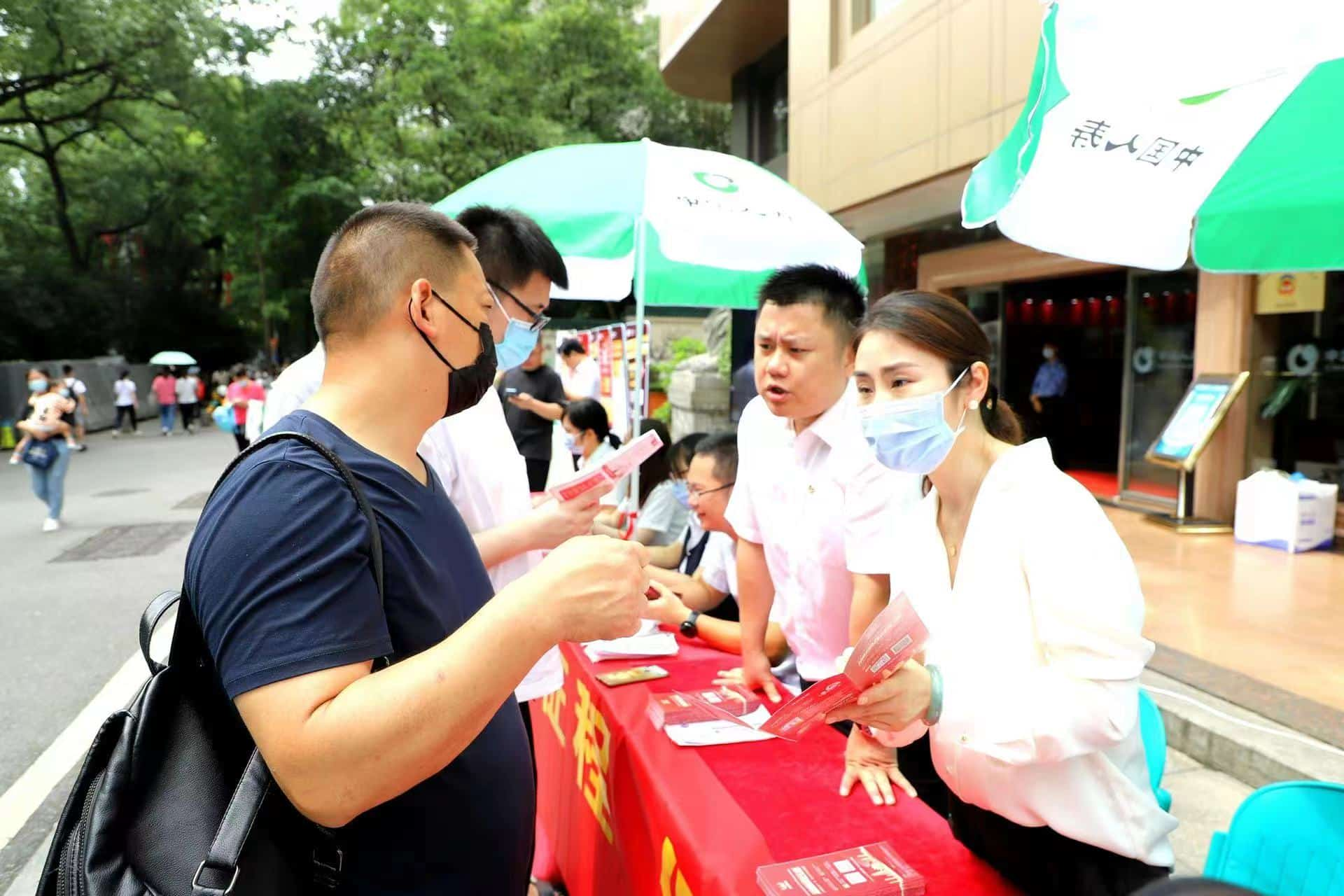 湖南国寿宣传人员向居民讲解。单位供图