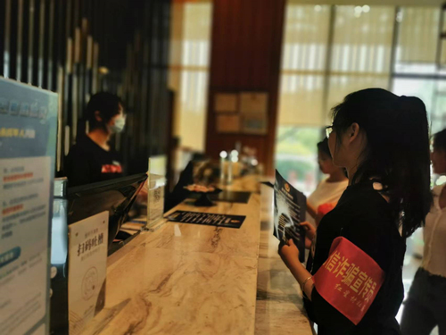 志愿者前往酒店宣讲反诈骗知识。受访单位供图
