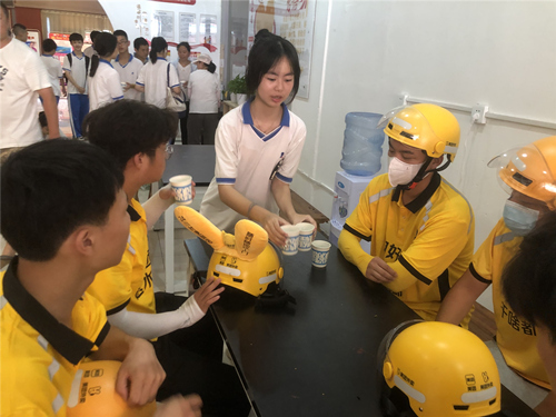 学生给快递外卖小哥送水。受访单位供图