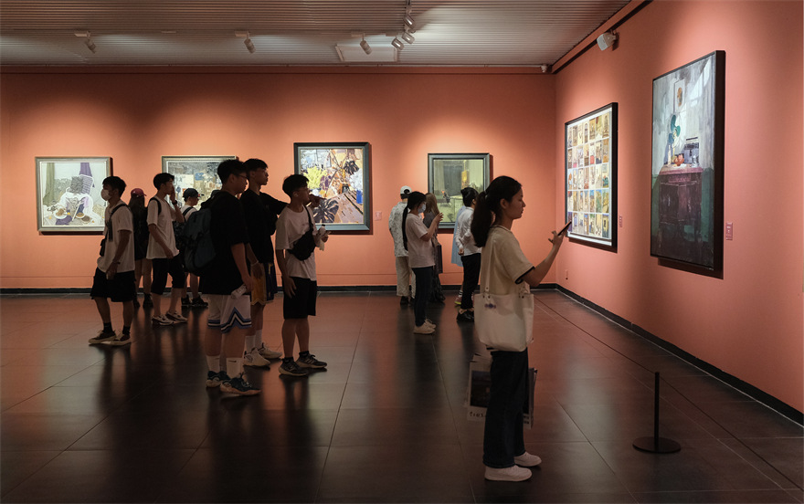 公众驻足观赏画展。丁阳亮摄