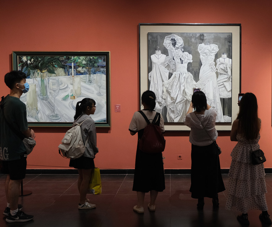 公众驻足观赏画展。丁阳亮摄