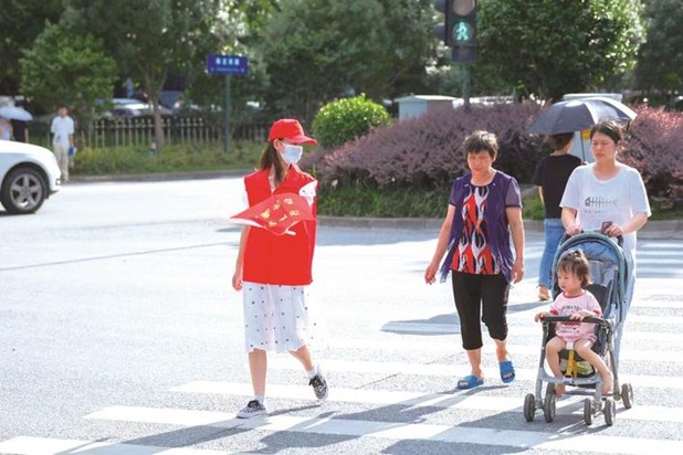 在长沙县大街小巷，志愿者们助力维护交通秩序，引导行人、车辆有序通行，以实际行动倡导文明出行。章帝 摄