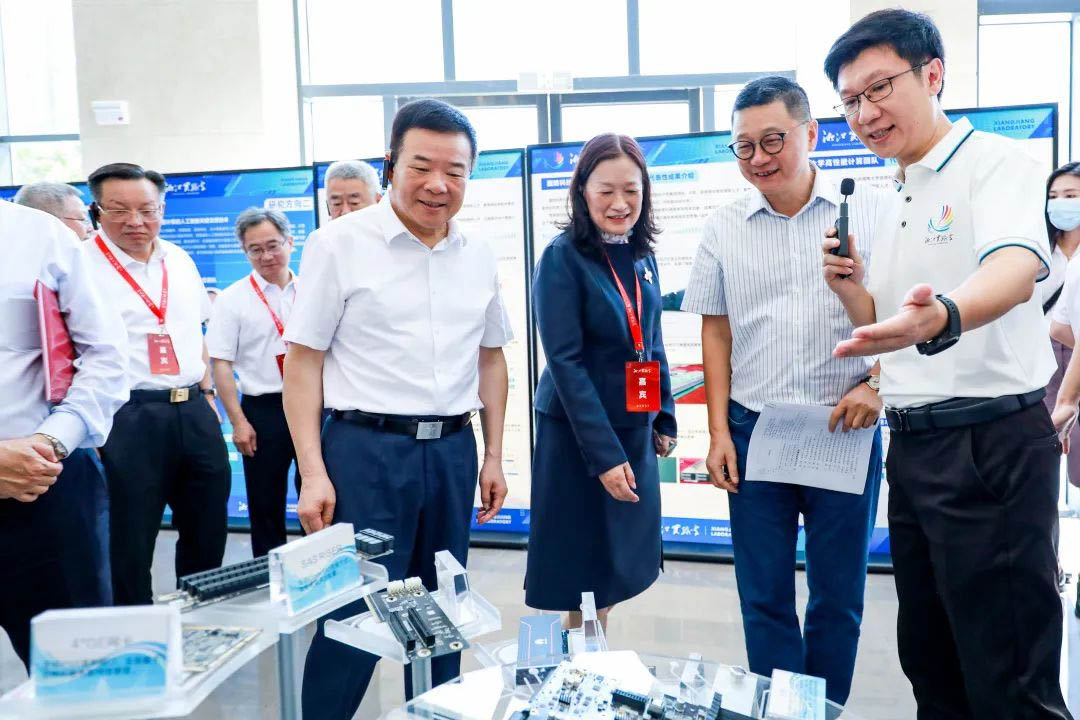 与会嘉宾现场参观拓维信息“兆瀚”AI服务器.企业供图