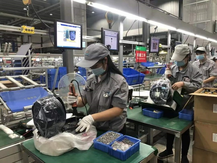拓浦精工工人在生产车间加工零部件（单位供图）