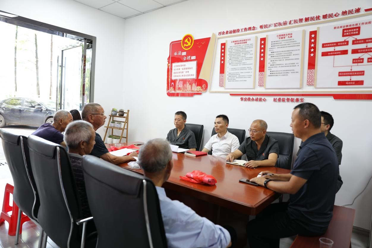 接访社区群众，主动回应群众诉求。江背镇供图