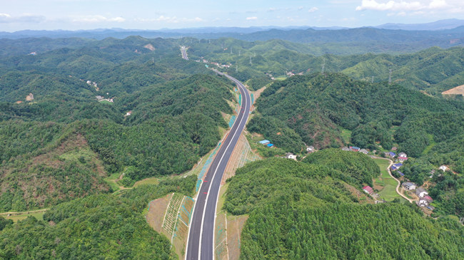 湖南省平益高速項目是湘贛邊省際大通道。單位供圖