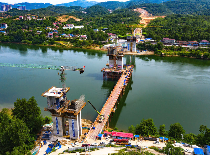 沅辰高速控制性工程——沅水特大桥建设现场。田文国摄