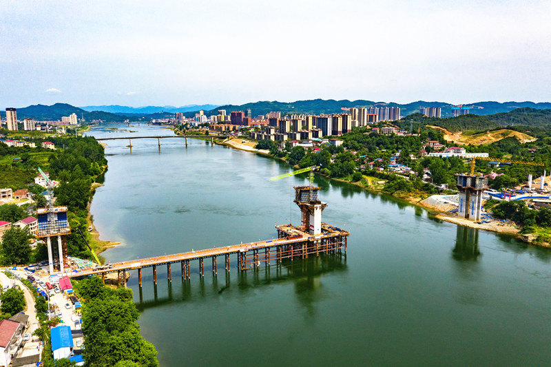沅辰高速控制性工程——沅水特大桥建设现场。田文国摄