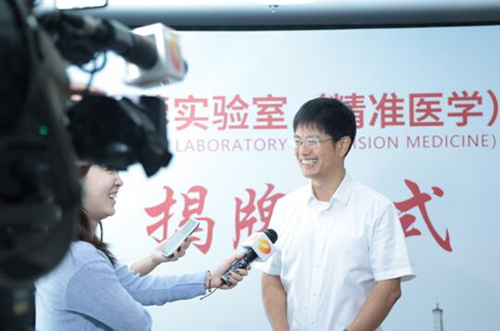 三诺生物董事长李少波作为实验室共建企业代表接受电视媒体采访。受访单位供图