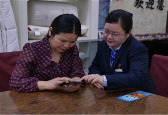 上門指導入駐商戶在建行“惠懂你”APP上申請用貸款。企業供圖
