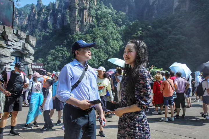 泰王国驻华大使馆大使阿塔育·习萨目携夫人在武陵源景区百龙天梯下行欣赏四十八将军岩景点。 单位供图